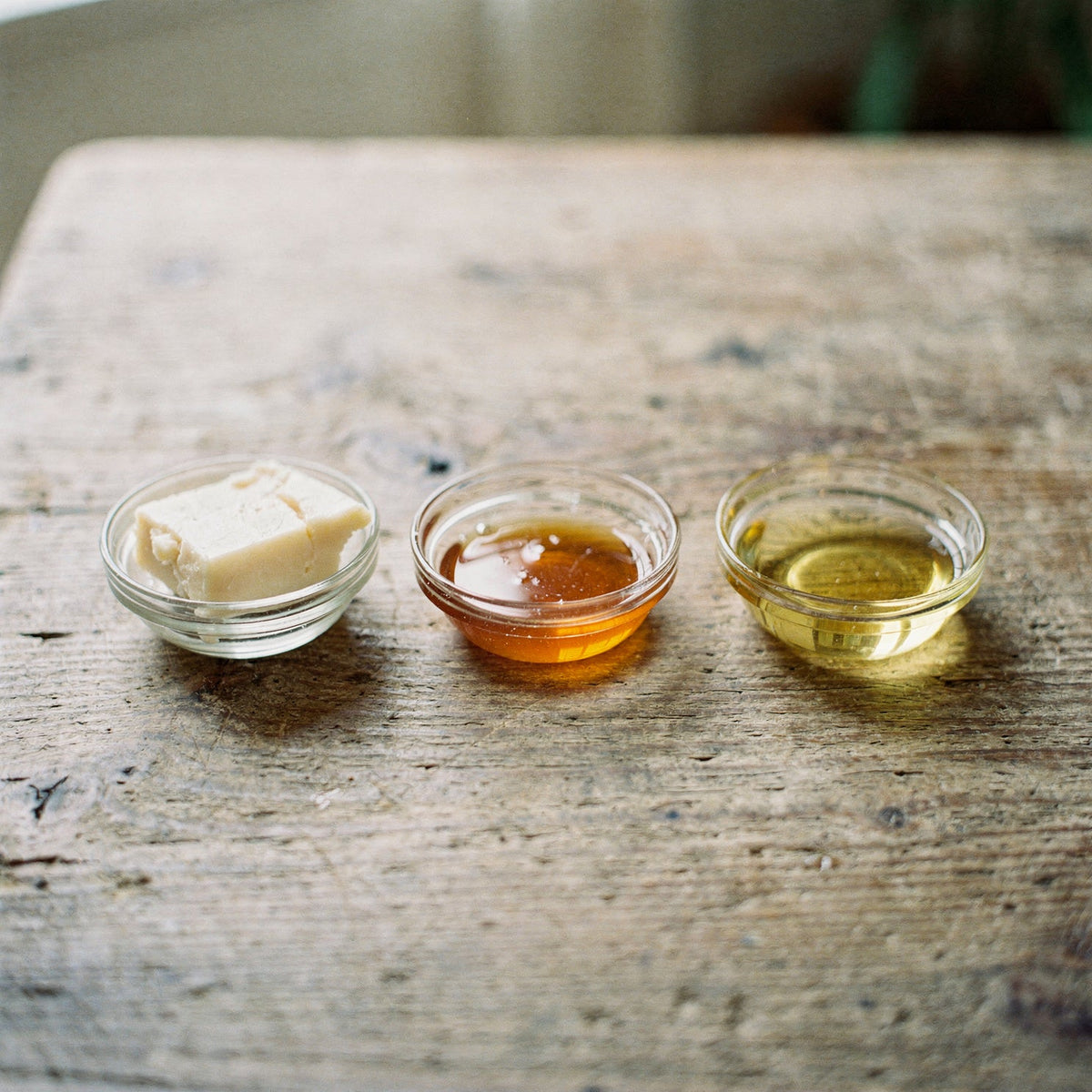 Grass-fed beef tallow, raw honey and vitamin E oil, the whole formula for sensitive skin.